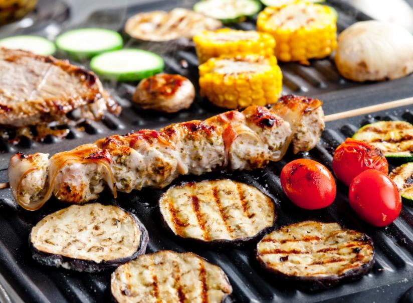 Des Brochettes De Barbecue, De La Viande Et Des Légumes Cuits Sur Des  Grilles